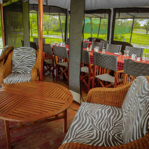 Campterrasse im Hintergrund Essensbereich