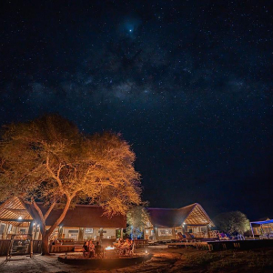 Feuerstelle und Hauptzelt