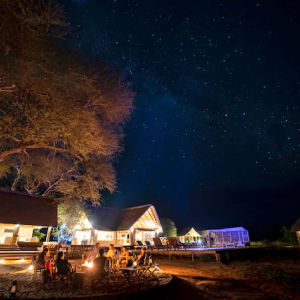 Feuerstelle und Hauptzelt