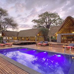 Pool mit Liegen und Hauptzelt