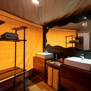 Waschbecken mit Spiegel