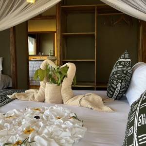 Handtuschschwäne und Bettdekoration