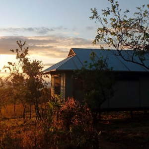 Zelt und Sonnenuntergang