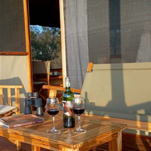 private Veranda mit Tisch und Sitzmöglichkeit