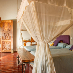 zwei Einzelbette mit Moskitonetz