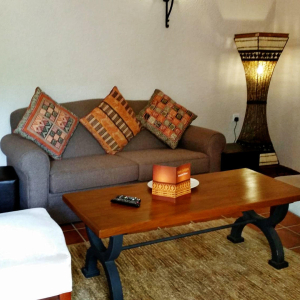 Room Details - Tisch mit Couch und Stühlen