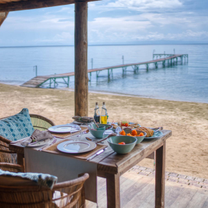 Frühstück auf der Terrasse mit Ausblick Lake Tanganyika