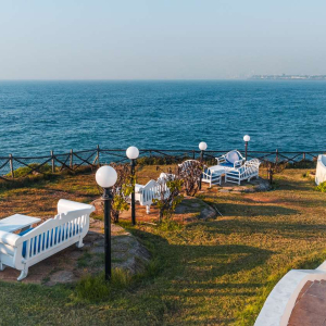 Garten mit Ausblick und Sitzgelegenheit