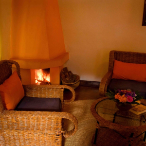 Kamin mit zwei Stühlen