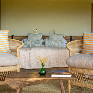 Doppelbett und Sitzgelegenheit