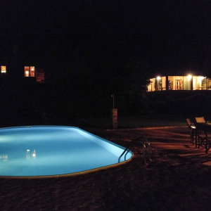 Pool und Feuerstelle bei Nacht