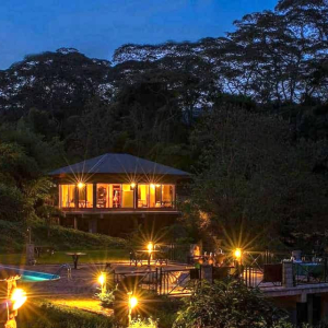 Endoro Lodge am Abend overview