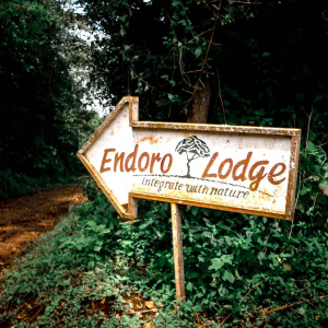Endoro Lodge Schild