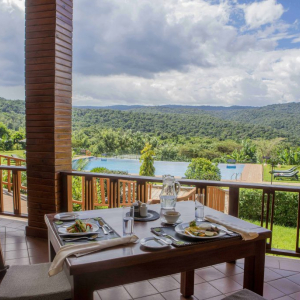 gedeckter Tisch auf der Terrasse mit Ausblick