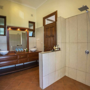 Badezimmer mit Dusche