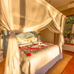 Doppelbett mit Moskitonetz