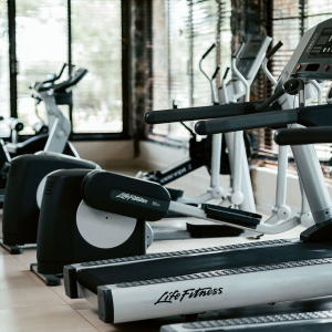 Fitness-Bereich mit Geräten