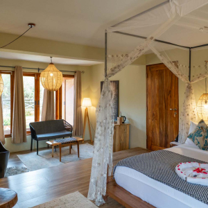 Doppelbett und freistehende Badewanne