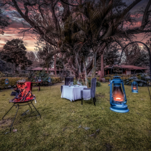 Abendessen im Garten bei der Feuerstelle