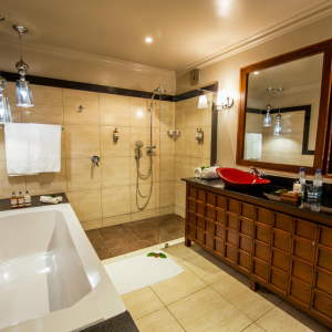 Badezimmer mit Badewanne, Dusche und zwei Waschbecken