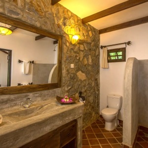 Badezimmer mit Dusche