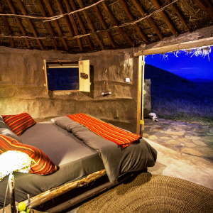Doppelbett am Abend mit Ausblick auf die Landschaft
