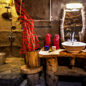 Badezimmer mit Dusche und Waschbecken