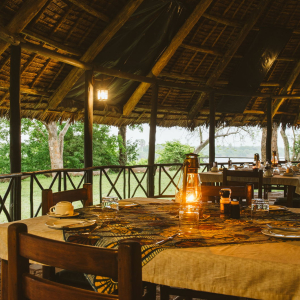 gedeckter Tisch im Speisebereich