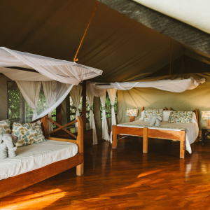 Wohnbereich mit Doppelbett und Einzelbett