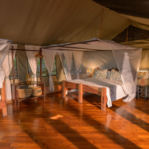 Doppelbett & Wohnbereich