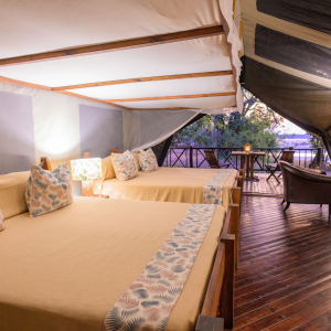 Zwei Doppelbett Zimmer mit Schreibtisch und Veranda