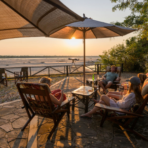Terrasse mit Stühlen und Tisch