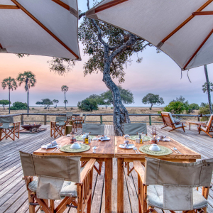 gedeckter Esstisch auf der Terrasse