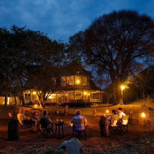 Feuerstelle am Abend