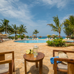 Poolbereich mit Liegen und Sitzmöglichkeit