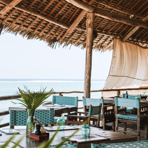 Tische auf der Terrasse 