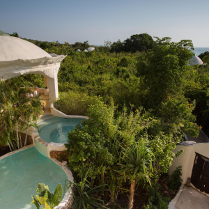 Pavillon mit Pool von oben