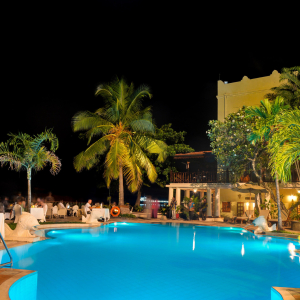 Poolbereich am Abend