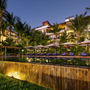 Poolbereich am Abend