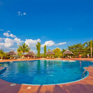 Poolanlage mit Liegen