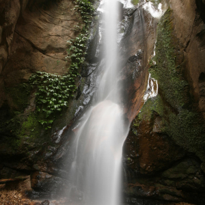 Wasserfall in der nähe der Mbali Mbali Gombe Lodge