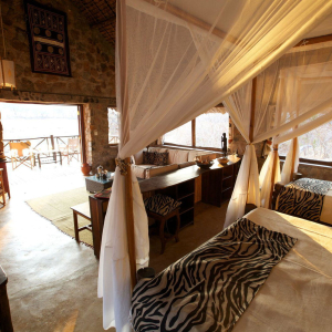 Zweibettzimmer mit einem Doppelbett und Einzelbett