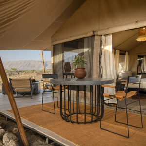 private Veranda mit Tisch und Stühlen