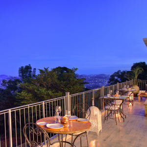 Terrasse mit Tischen