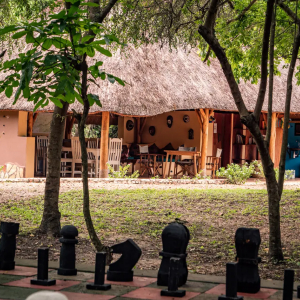 Schach in der Gartenanlage und Lounge