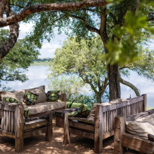 Lounge mit Ausblick auf den Fluss