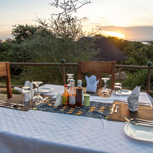 gedeckter Tisch auf der Terrasse 