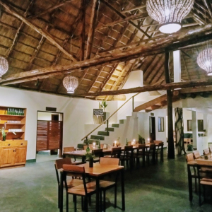 Speisebereich mit Esstischen