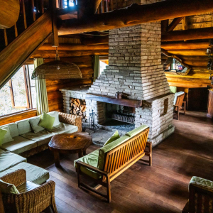 Bar mit Sitzmöglichkeit und Kamin