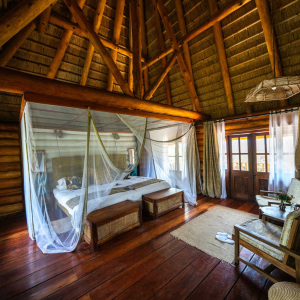 Doppelbett und Wohnbereich